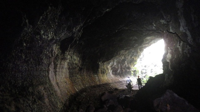 Trong số đó hang động C7 với chiều dài 1066,5 mét được đánh giá là hang động dài nhất Đông Nam Á.
Trong ảnh, dấu vết về mức dòng dung nham còn lưu lại trên thành hang C7.