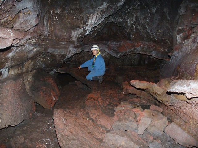 Một góc ở tượng lưu hang C7, việc còn sót lại 3 tâng địa mạo chứng tỏ dòng dung nham có thời gian phun trào khác nhau.