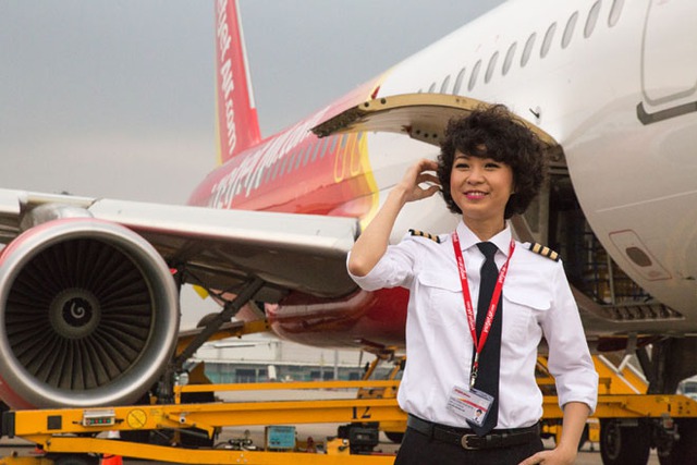 Nữ phi công Nguyễn Phương Anh, cơ phó máy bay A320 của hãng hàng không VietJet Air.