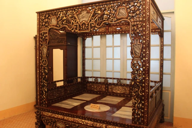 Giường ngủ của Công tử Bạc Liêu đóng bằng gỗ sưa (huỳnh đàn) được chạm khắc tinh xảo và khảm xà cừ trông thật lộng lẫy. Giường có giá khủng lên đến 7 tỷ đồng.