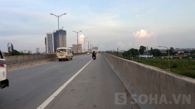 Những hình ảnh vi phạm giao thông này thường xuyên diễn ra trên đường cao tốc trên cao Mai Dịch - Bắc Linh Đàm