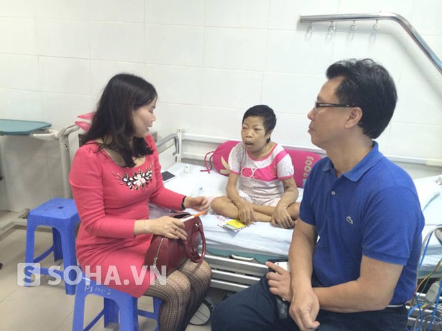 Nhà ngoại cảm Phan Thị Bích Hằng và bạn bè cùng vào thăm chị Loan vào chiều 21/11 (Ảnh do: nhà ngoại cảm Phan Thị Bích Hằng cung cấp).