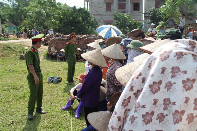 Rất đông người dân có mặt tại sân bóng để theo dõi buổi thực nghiệm hiện trường án oan Nguyễn Thanh Chấn (Ảnh: Thế Long)