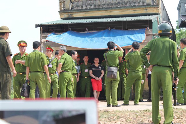 Trong bộ đồ áo đen, quần soóc màu đỏ, Lý Nguyễn Chung đã diễn lại nhiều lần hành vi giết chị Hoan hơn 10 năm trước