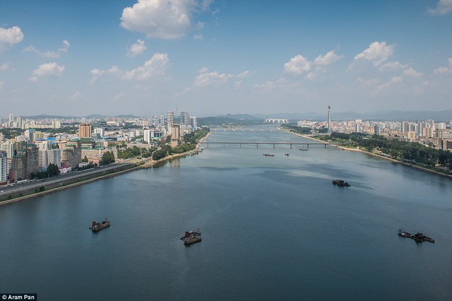 Thành phố Bình Nhưỡng nhìn từ Yanggakdo Hotel, nơi Pan ở.