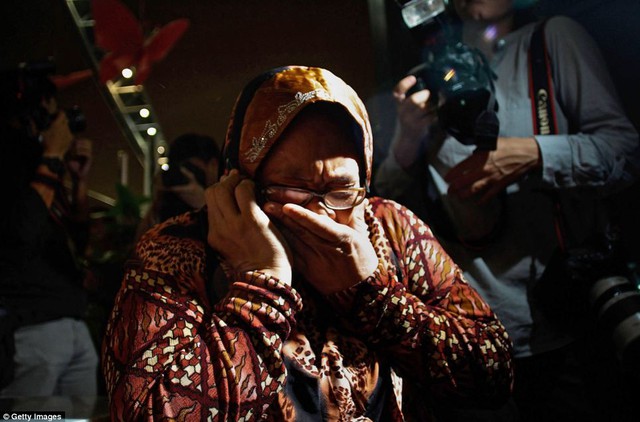 Bà Akmar Binti Mohd Noor, 67 tuổi, có em gái là hành khách trên chuyến bay MH17đau đớn báo tin cho người nhà.