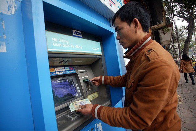 Cây ATM của VietinBank ở số 441 Nguyễn Văn Linh, khi chúng tôi dùng thẻ Vietcombank để vấn in sao kê thì cây hiển thị chữ “Chức năng chưa sẵn sàng trên ATM, quý khách vui lòng thực hiện giao dịch trên ATM khác của VietinBank”.