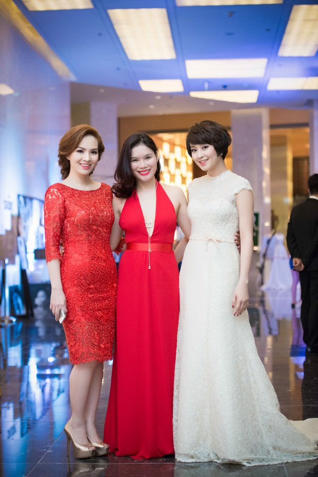 Không hẹn mà gặp, Đan Lê và Mi Vân đều có mặt tại triển lãm cưới diễn ra tại một khách sạn sang trọng tại Hà Nội.