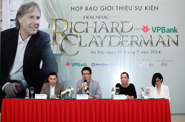 Buổi họp báo giới thiệu về đêm nhạc của Richard Clayderman tại HN.
