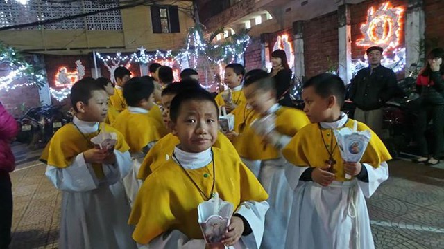  

Theo PV Thế Long, đây là một trong số ít nhà thờ ở Hà Nội tổ chức nghi lễ rước Chúa Hài đồng.