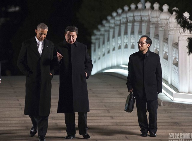 Ông Obama và ông Tập Cận Bình trong tản bộ bên trong Trung Nam Hải hôm 11/11, khi Tổng thống Mỹ tới Bắc Kinh tham dự hội nghị APEC.