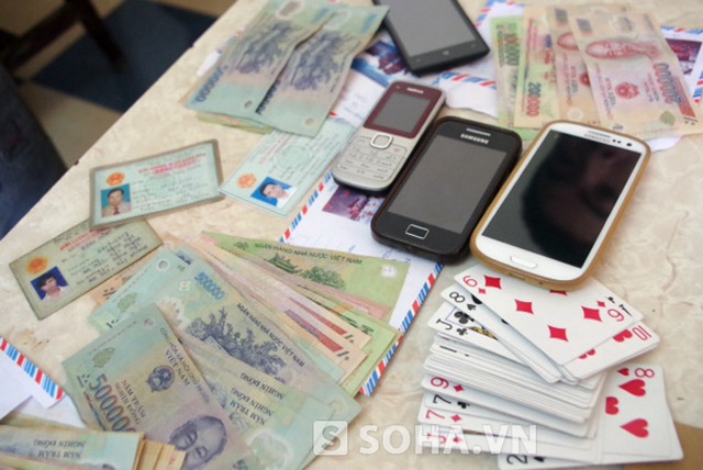 Tang vật gồm tiền, điện thoại, bộ bài tú lơ khơ mà cảnh sát thu giữ tại hiện trường.
