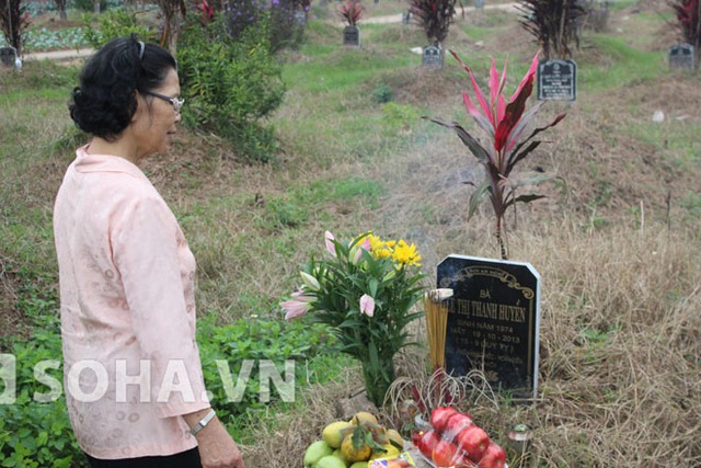 Mẹ chị Huyền bên mộ con gái trước phiên tòa xử.