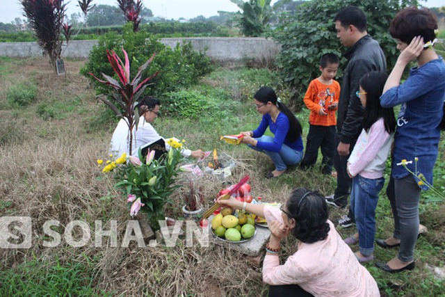 Các thành viên cùng tập trung quanh mộ chị Huyền cầu mong chị được thanh thản nơi suối vàng.