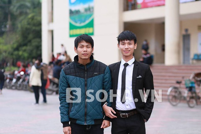 Chàng sinh viên Phan Bá Đạo (bên trái) cùng bạn học.