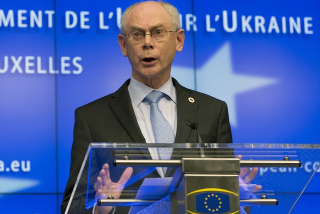 Chủ tịch EU Herman Van Rompuy tuyên bố chính thức áp đặt lệnh trừng phạt đối với Nga hồi tháng 3. Ảnh: AP