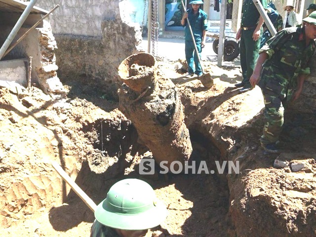 Đầu đạn nặng khoảng 200kg được người dân phát hiện trong lúc đào móng xây công trình phụ.