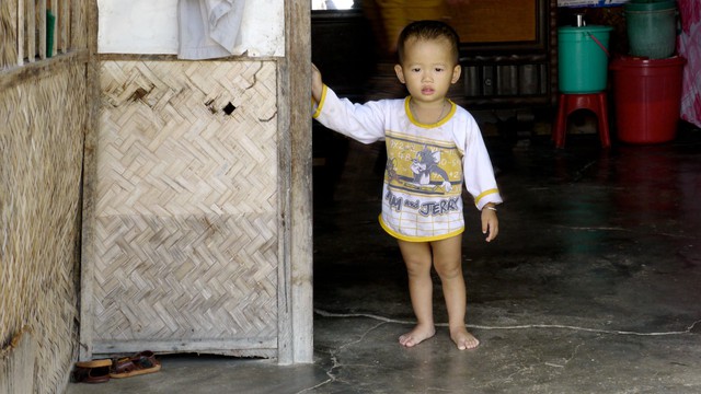 Ánh mắt ngây thơ của cậu bé trong ngôi nhà còn nhiều khó khăn của gia đình.