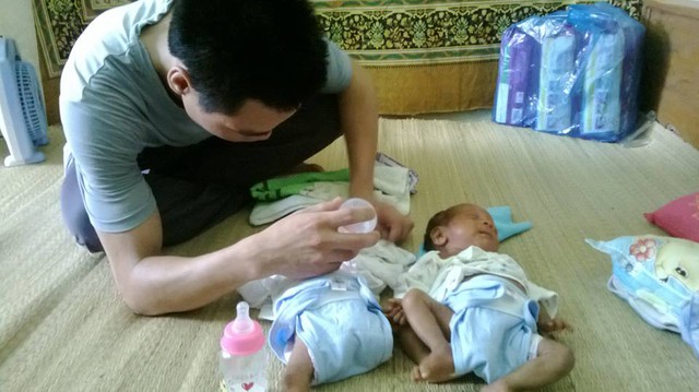 Anh Bình đang chăm sóc cho hai đứa con sinh đôi.