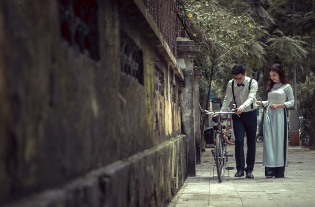 Những bức tường cũ rêu xanh, góc phố nhỏ tĩnh lặng được tái hiện trong MV của ca sĩ Minh Quân.
