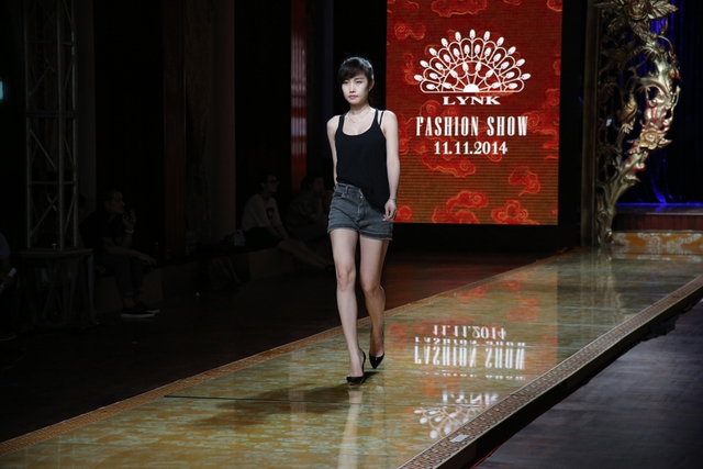 Đây là Lynk fashion show đầu tiên, Lý Nhã Kỳ quyết tâm đưa được không khí Paris Fashion week mà cô đã được trải nghiệm nhiều năm qua về giữa lòng Sài Gòn. Chính vì thế, không chỉ cô mà các nhà thiết kế đều tin rằng, show diễn sẽ là khó quên đối với khán giả.