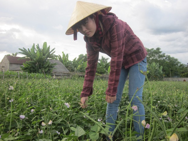 Ngoài việc học, hàng ngày Dung còn làm việc nhà và làm đồng để phụ giúp bố mẹ