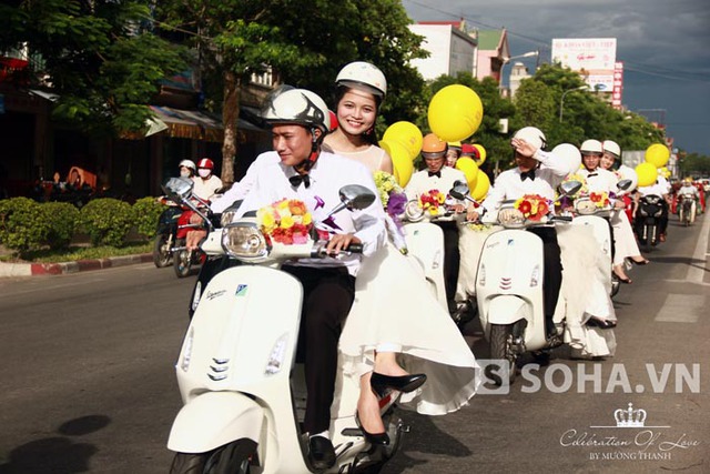 Những chiếc xe Vespa màu sắc được trang trí hoa tươi nhẹ nhàng, tô điểm cùng chùm bóng bay lãng mạn như vẽ lên một đám cưới bay bổng nơi nước Ý xa xôi khiến hàng trăm con mắt của người đi đường đổ dồn về tò mò, thích thú.