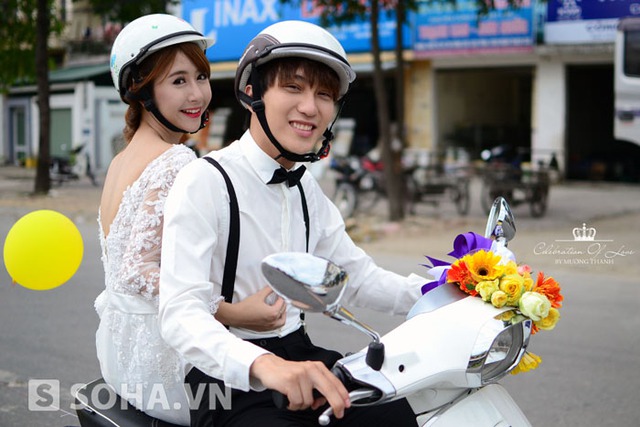 Tham gia cùng những cặp đôi uyên ương, cô dâu chú rể trên chiếc xe Vespa, hot teen Quỳnh Anh Shyn chia sẻ. “Được mặc váy cưới và ngồi sau xe người yêu là một trải nghiệm thú vị và khó quên. Chúng mình muốn cùng nhau ghi lại kỉ niệm đẹp ở thành phố Vinh này” .