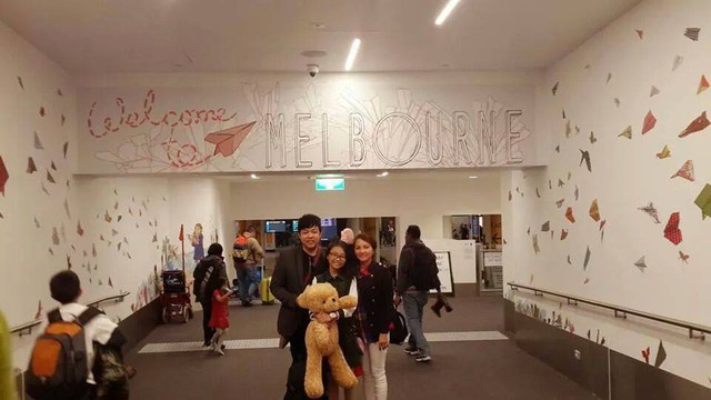 Sau 8 giờ bay, cả gia đình đã có mặt tại Melbounrne, Úc. Mặc dù qua 1 chuyến bay dài, song Phương Mỹ Chi vẫn rất vui vẻ và tươi tắn.