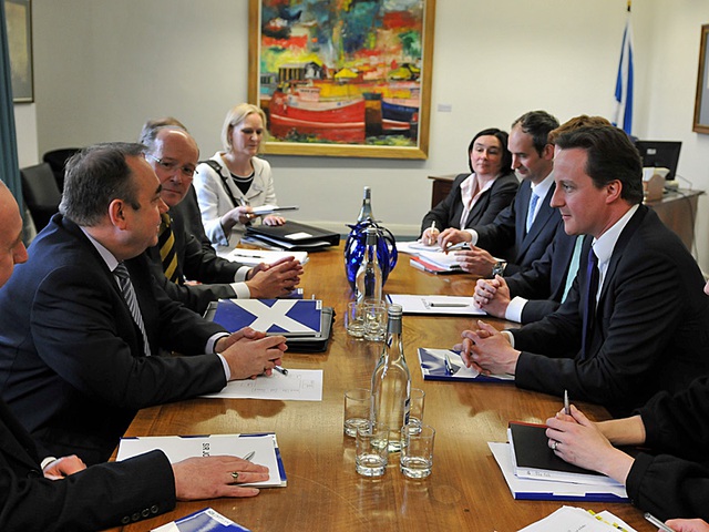 Thủ tướng Anh David Cameron trong một cuộc gặp với Thủ hiến Scotland Alex Salmond (trái) hồi năm 2010.