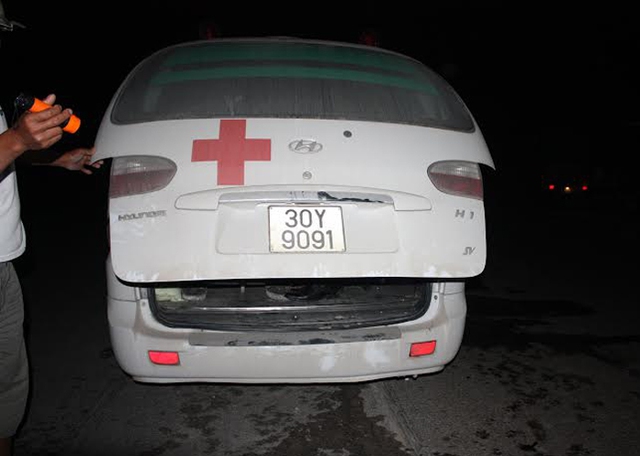 Hiện người nhà và bệnh nhân đã được điều 1 xe khác để tiếp tục hành trình ra bệnh viện ở Hà Nội để cấp cứu.