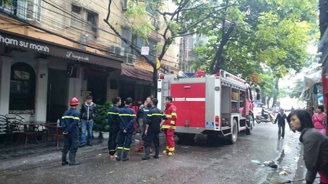 Phòng CS PCCC Hòan Kiếm đóng gần đó đã điều 2 xe chuyên dụng tới hiện trường nhanh chóng dập lửa và đưa toàn bộ ba bình gas trong bếp ra ngoài khu vực an toàn.