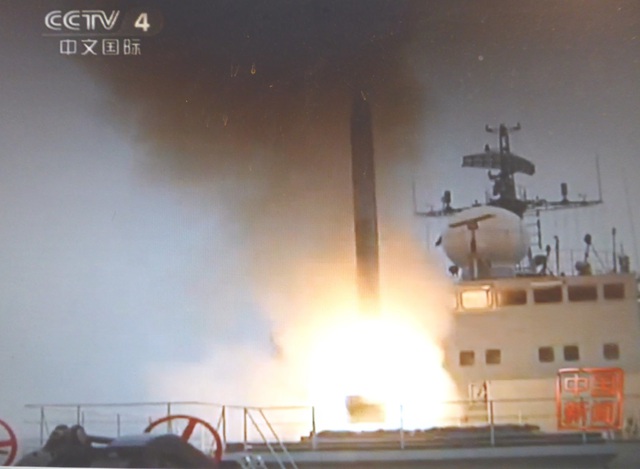 Hình ảnh cắt ra từ video cho thấy tên lửa được cho là CX-1 đang phóng từ bệ phóng thẳng đứng.