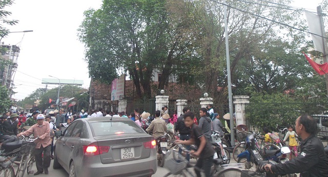 Người dân hiếu kỳ kéo đến UBND xã Đại Đồng nghe ngóng thông tin về vụ việc