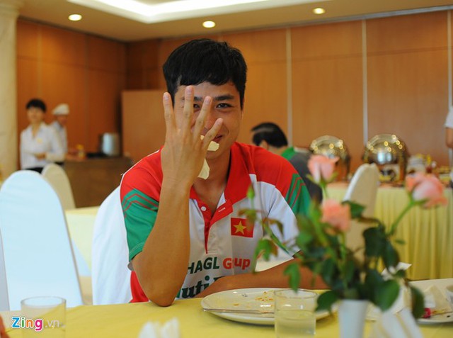 Công Phượng khoe chiến thắng 4 sao trước Myanmar (ảnh: Zing)