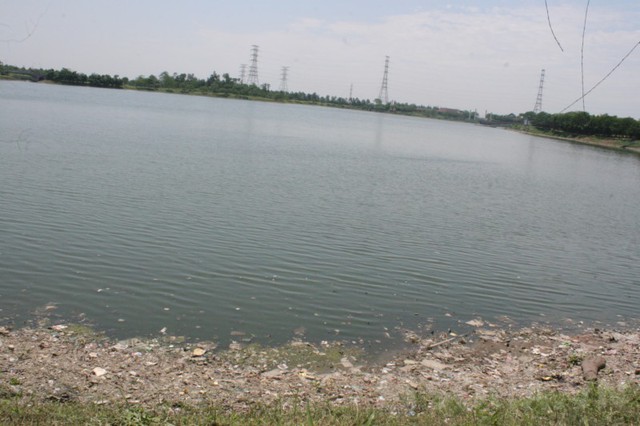Nước trong hồ cũng ngả màu và có nhiều rác thải trôi nổi ngay bờ