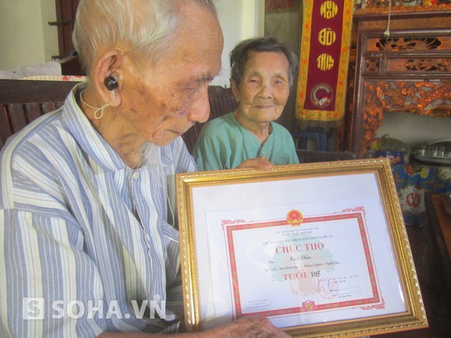 Cụ Viễn khoe thiệp chúc thọ của UBND tỉnh Nghệ An lúc mình tròn 105 tuổi.