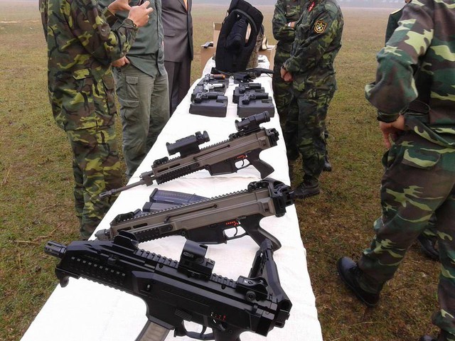 Trong ảnh là các loại súng của công ty Česká zbrojovka Uherský Brod (CZ), CH Séc. Từ gần ra xa là mẫu CZ Scorpion Evo 3, CZ-805 Bren A2, CZ-805 Bren A1.