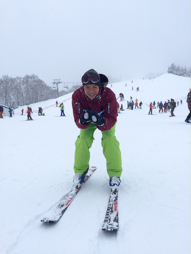 Dù đây là lần đầu tiên trải nghiệm cảm giác trượt tuyết, nhưng nam MC đã thuộc bài rất nhanh.