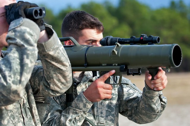 Nhận ra sự hiệu quả của Carl Gustav khi được sử dụng bởi các lực lượng đặc nhiệm, Quân đội Mỹ đang có dự định trang bị rộng rãi mẫu súng phóng lựu này cho các lực lượng khác.