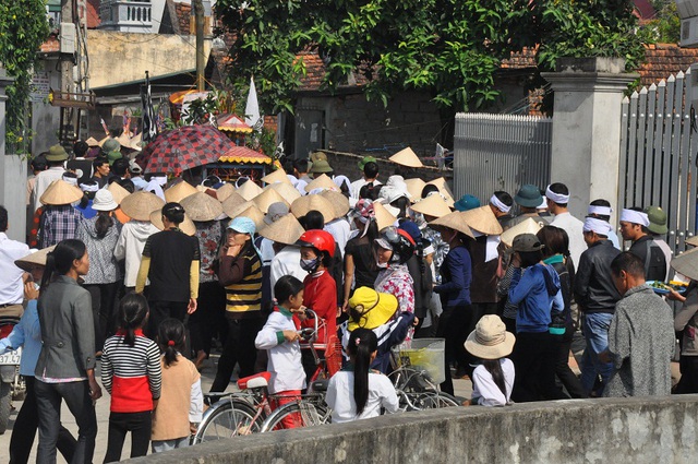 Nạn nhân được an táng tại nghĩa trang địa phương.