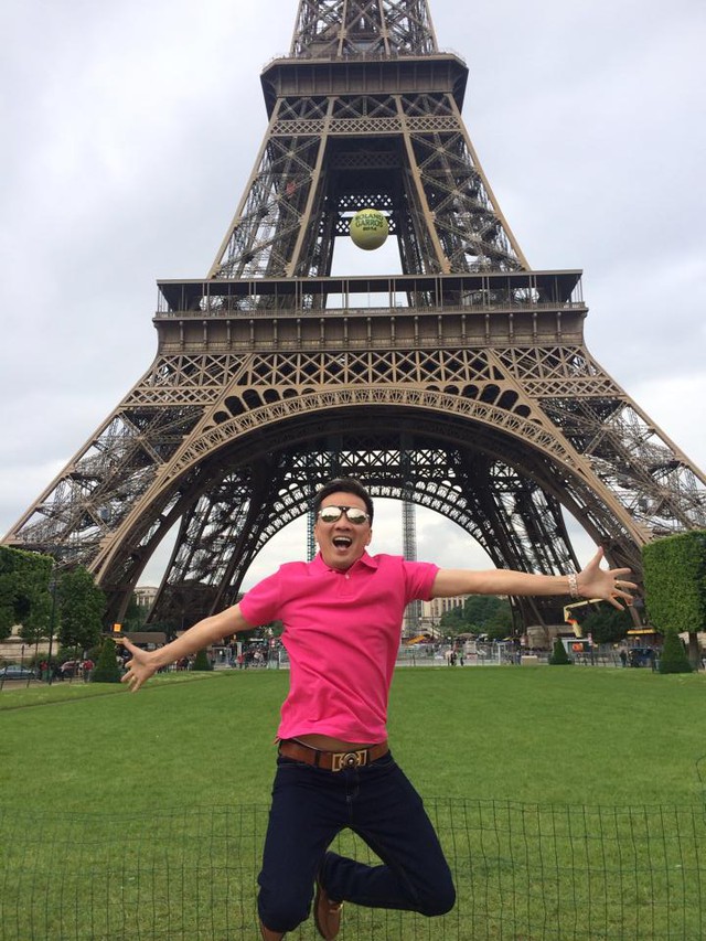 Nụ cười thả phanh và cách tạo dáng trẻ trung của Đàm Vĩnh Hưng tại tháp Eiffel.