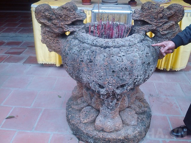 Ngay cả lư hương đặt ở trước cửa chùa làng Đụn Dương cũng được làm từ đá ong