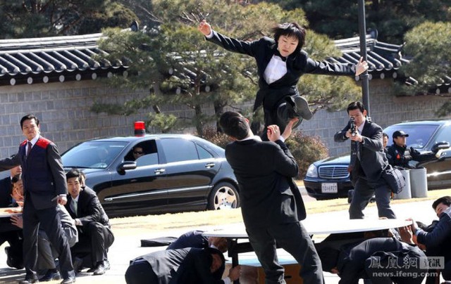 Nữ vệ sĩ của Tổng thống Hàn Quốc Park Geun Hye thể hiện khả năng võ thuật trong bức ảnh do cơ quan vệ sĩ phủ tổng thống công bố năm 2012  Ảnh: Korea Times