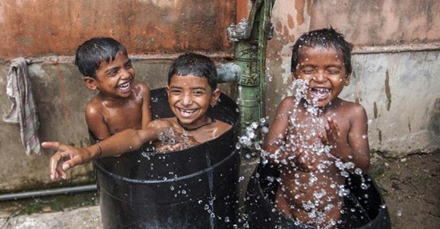 Trẻ em nghịch nước để giải nhiệt tại Calcutta, thủ phủ bang Tây Bengal. Người dân tại Jammu, Ấn Độ phải chịu nắng nóng lên tới 47 độ C trong ngày cuối tuần qua.