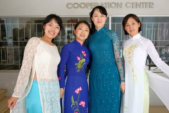 Soma Miki (thứ hai từ phải sang) duyên dáng trong tà áo dài truyền thóng của Việt Nam
