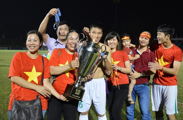 Gia đình Xuân Trường và Anh Tài cùng ăn mừng chức vô địch