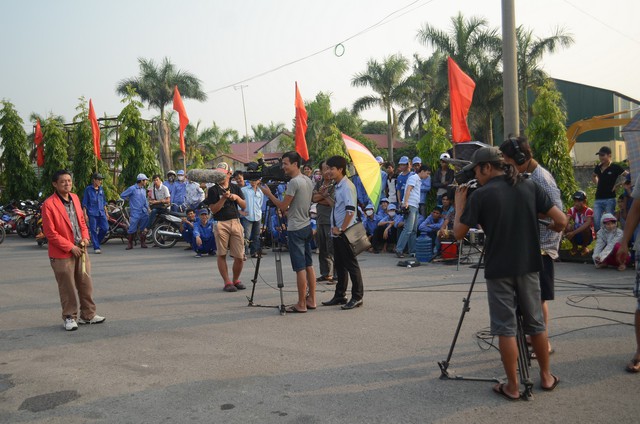 Thấy sự xa hoa, giàu có của doanh nhân nọ, Sướng cũng nuôi mộng làm giàu và kéo theo người bạn thân Xung vào những tình huống cười ra nước mắt.