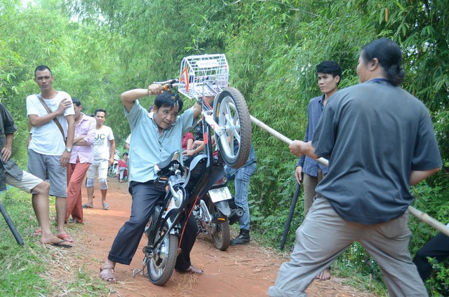 Cuộc sống của Sướng và Xung ở nông thôn vốn rất êm đềm, song mọi thứ thay đổi khi xuất hiện 1 doanh nhân với bộ dạng giống hệt anh Sướng.