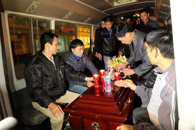 Đúng 20 giờ 30, xe chở thi thể anh Đạt đã chuyển bánh về Hải Phòng.